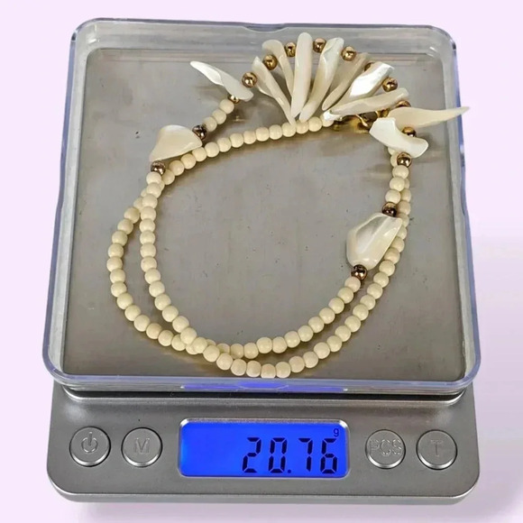 (2/$20) Vintage Beaded "Claw" Shell Necklace - Picture 6 of 6